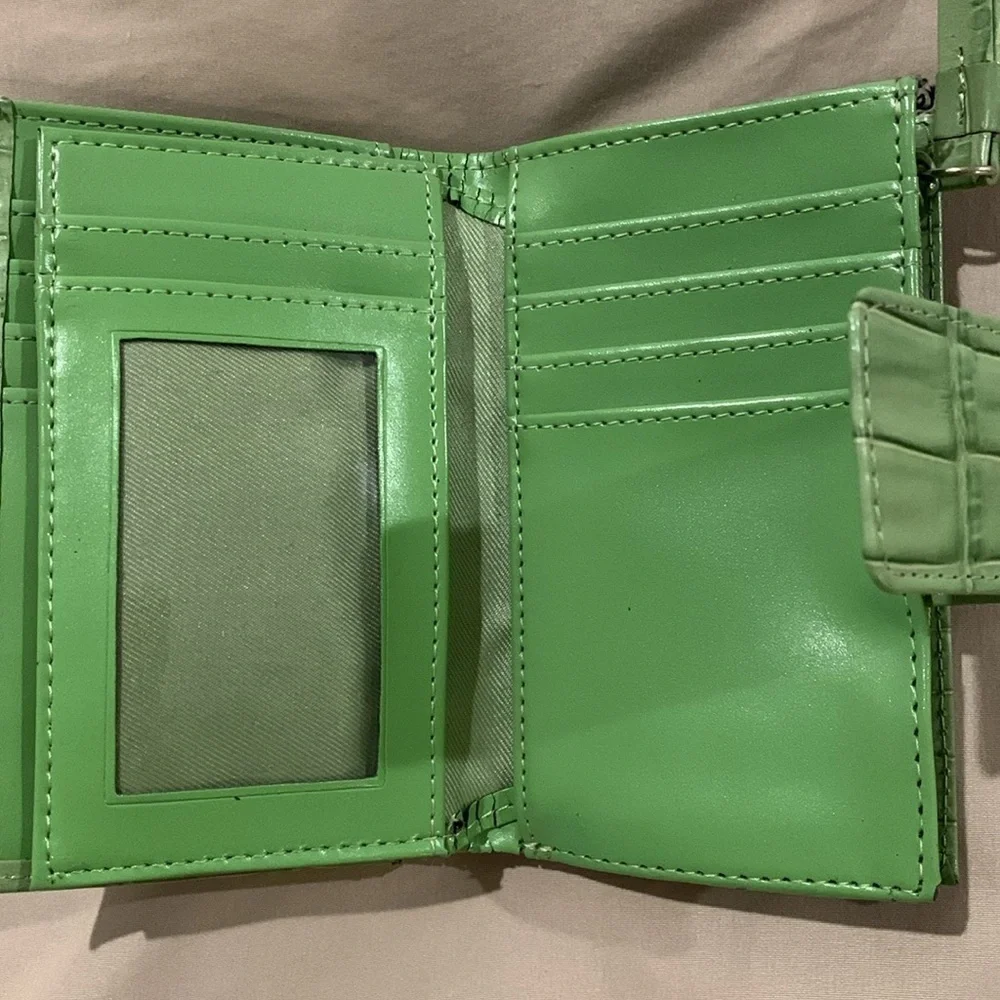 NWT w/defect.Wilson’s Bifold Wallet. Never used but has an area of cracking.‌‍‍‍